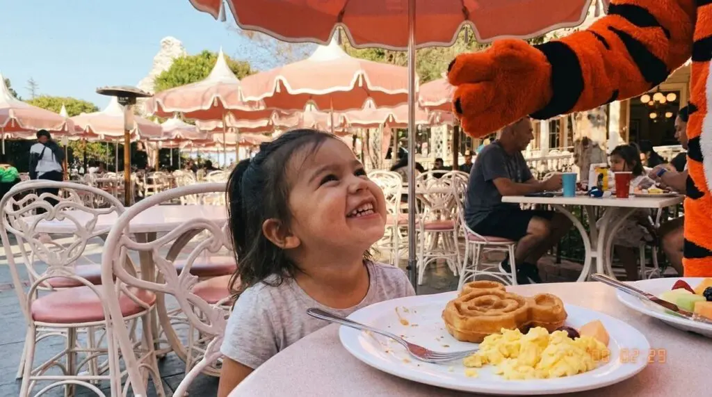 Character Dining at Plaza Inn Disneyland Resort, Minnie and Friends Breakfast