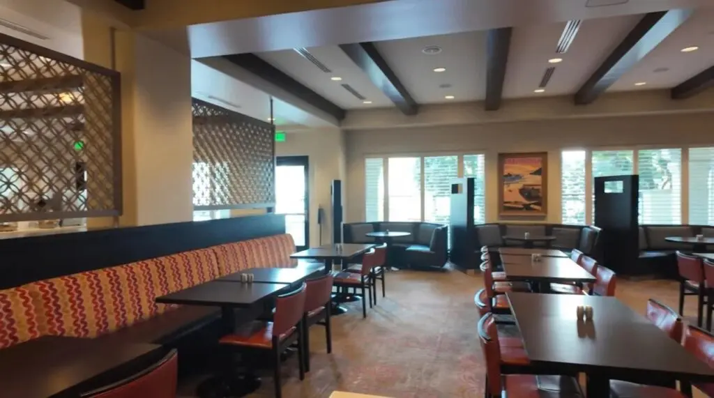 Bistro at Courtyard by Marriott Anaheim, Dining tables