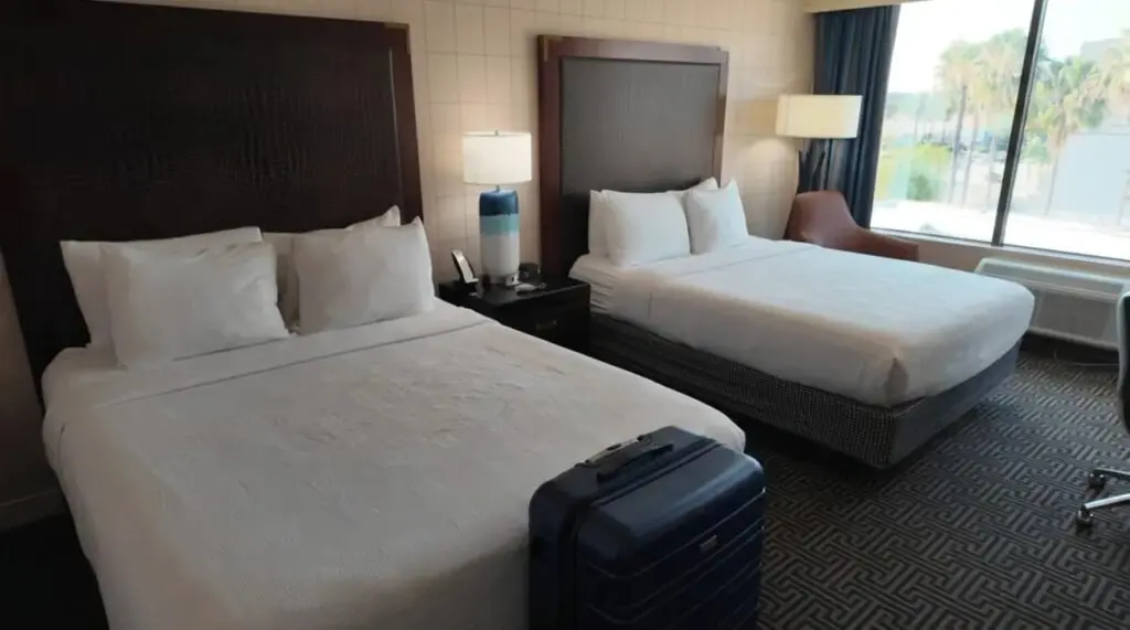 Hotel Lulu 2 Queen bed layout.