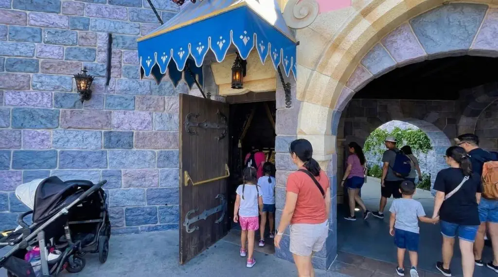 Entrance to the Disneyland Castle (sleeping beauty castle walkthrough)