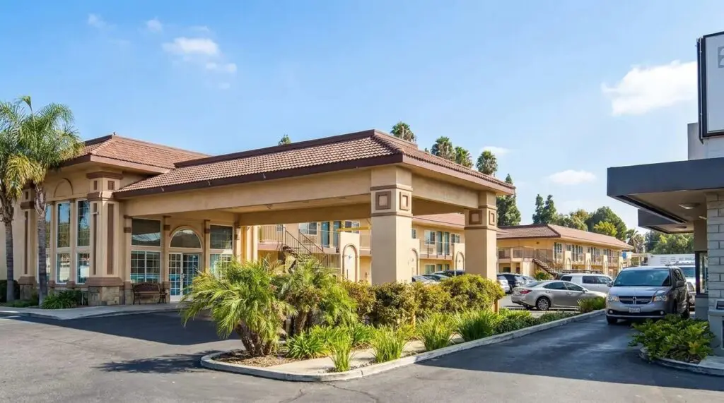 bphoshtel Anaheim main entrance